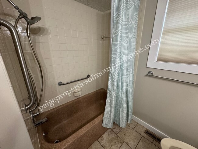 Building Photo - Charming 3 Bedroom, 2 Bath Home with Sunroom, Garage & Privacy-Fenced Yard