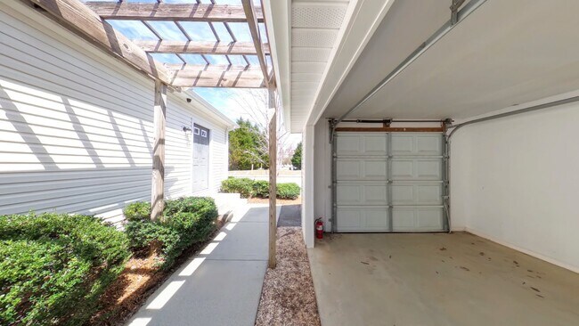 Building Photo - Turnabout Lane Duplex