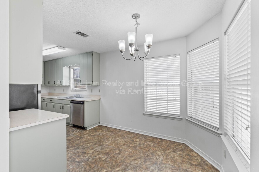 Building Photo - 1925 Estival St