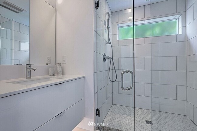 Building Photo - 632 10th Ave E