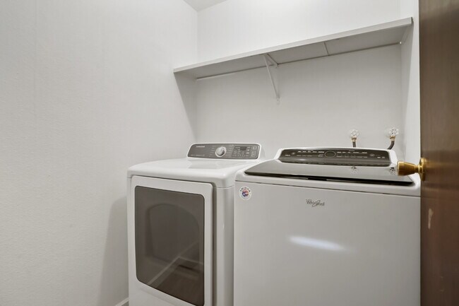 Building Photo - Aurora - 2 Bedroom 2 Bath Condo - Garage, Washer/Dryer - Community Pool