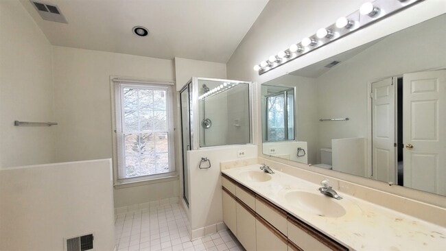 Building Photo - 3 Bedroom, 3.5 Bathroom Townhouse in North...