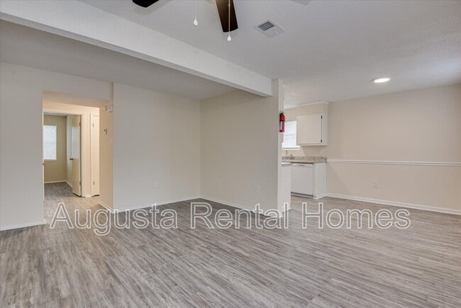 Building Photo - 2571 1/2 Tobacco Road - D