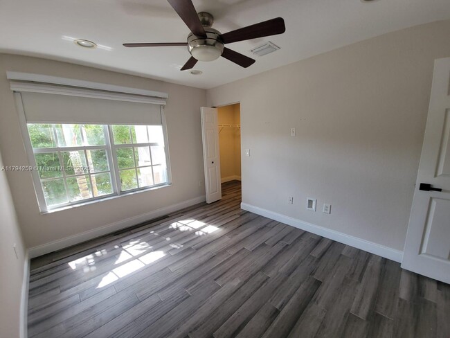 Building Photo - 5337 SW 183rd Ave