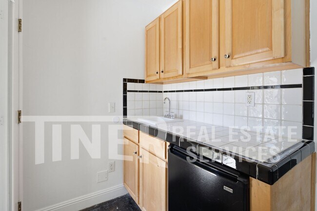 Building Photo - 657 40th St