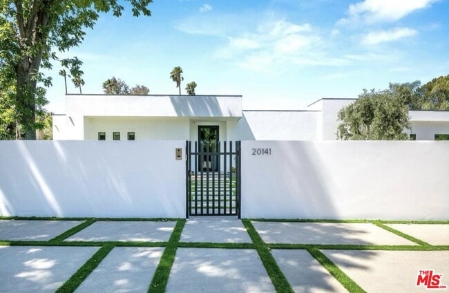 Building Photo - 20141 Wells Dr