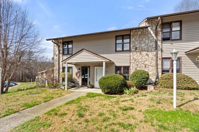 Building Photo - Updated 2-bedroom, 1.5-bath townhome in Winston-Salem