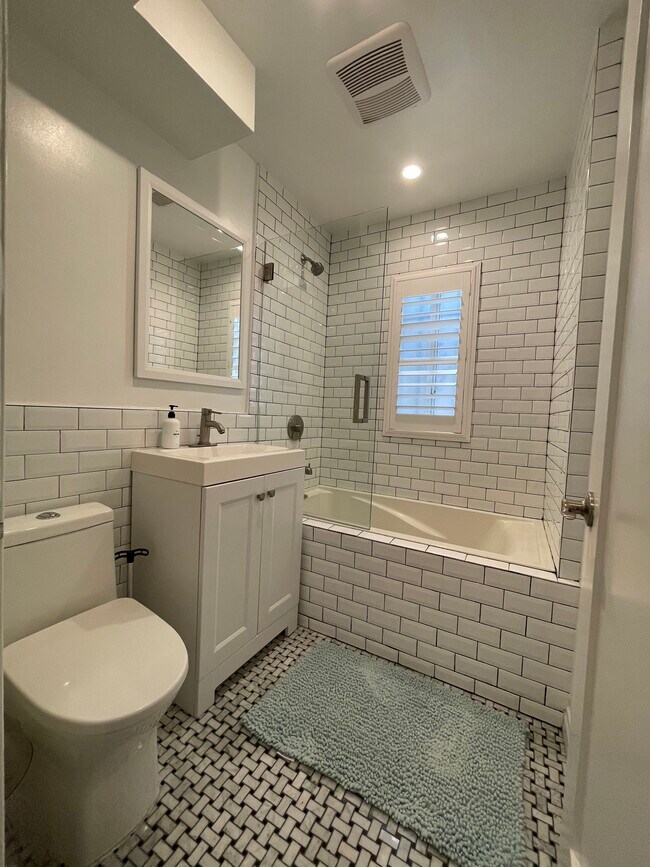 Building Photo - 432 N Gardner St