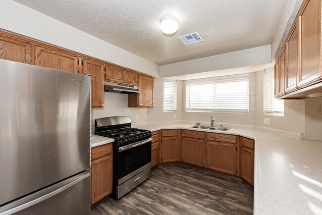 Building Photo - 2866 S 30th Dr