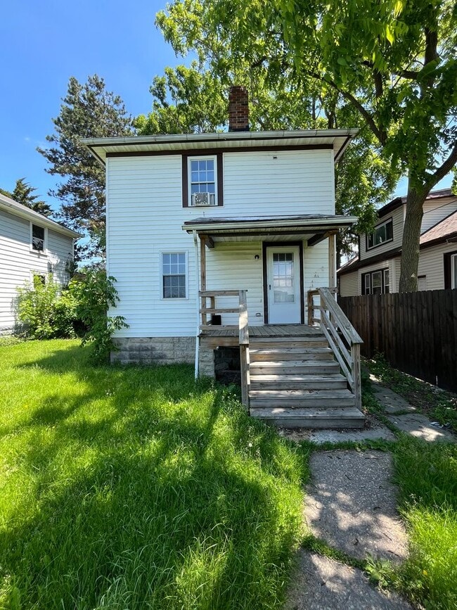Building Photo - Section 8 Accepted, 3-bedroom home, perfec...