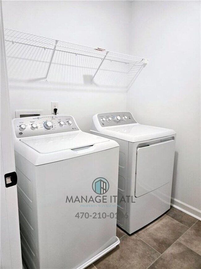 Building Photo - Beautiful End-Unit three-story townhome in Tucker