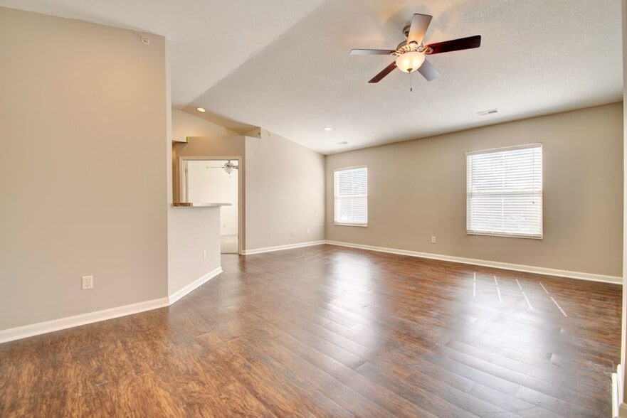Building Photo - 2223 Rolling Hills Dr