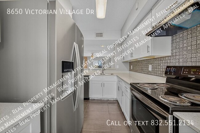 Building Photo - 8650 Victorian Village Dr