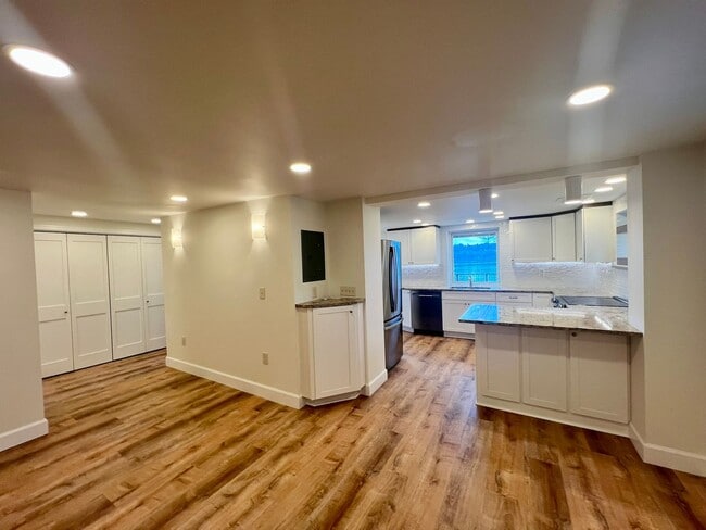 Building Photo - Private Waterfront Apartment