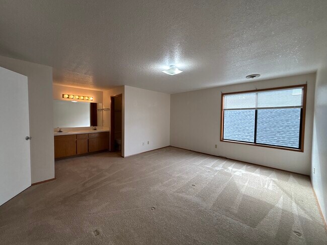Building Photo - 7050 SW 174th Ave