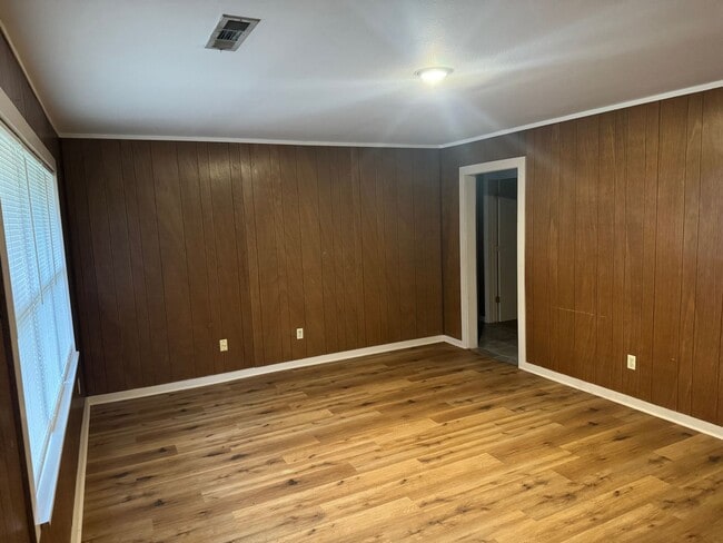 Building Photo - 2 Bedroom / 1 Bathroom Home with 1 Car Gar...