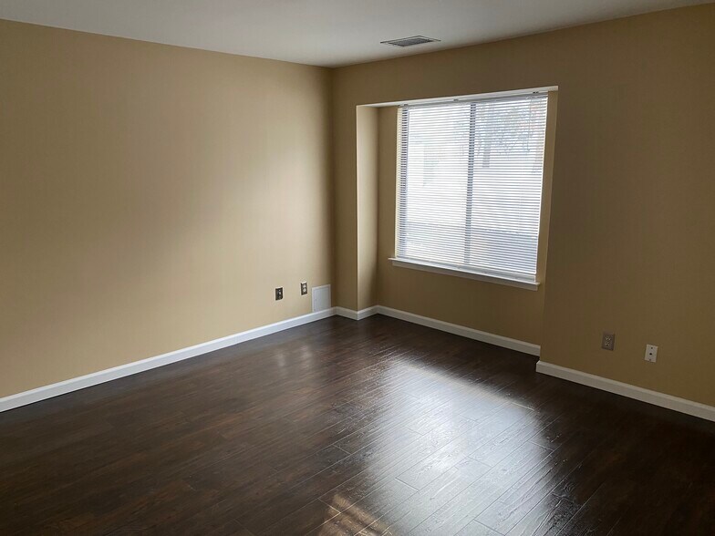 Master bedroom - 57 Birchwood Rd