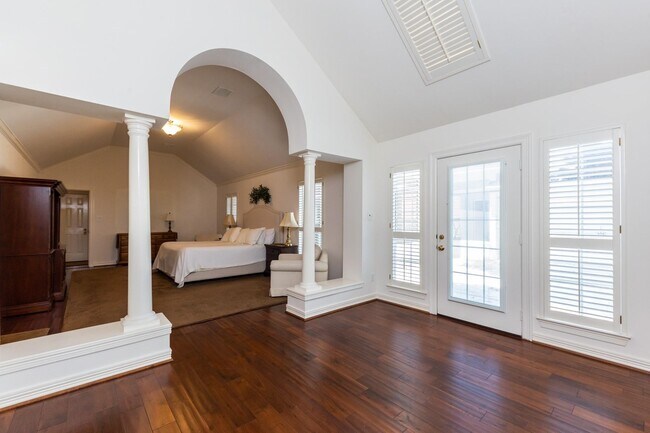 Building Photo - 4915 Keneshaw St