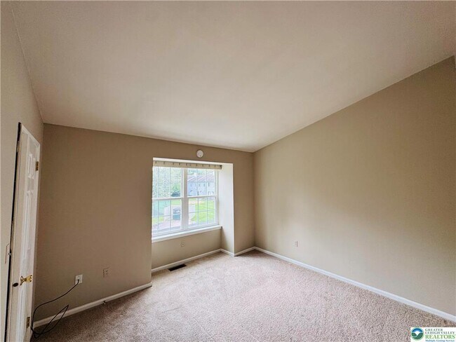 Building Photo - 102 Quaker Dr