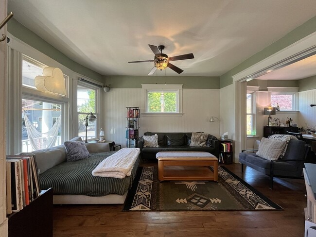 Building Photo - Warm and Welcoming Portland Home with Classic Charm, Modern Kitchen & Outdoor Deck