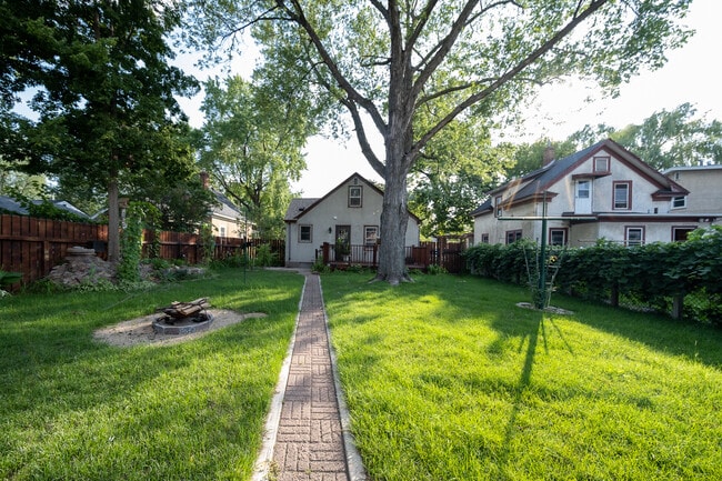 Building Photo - 3950 Hubbard Ave N