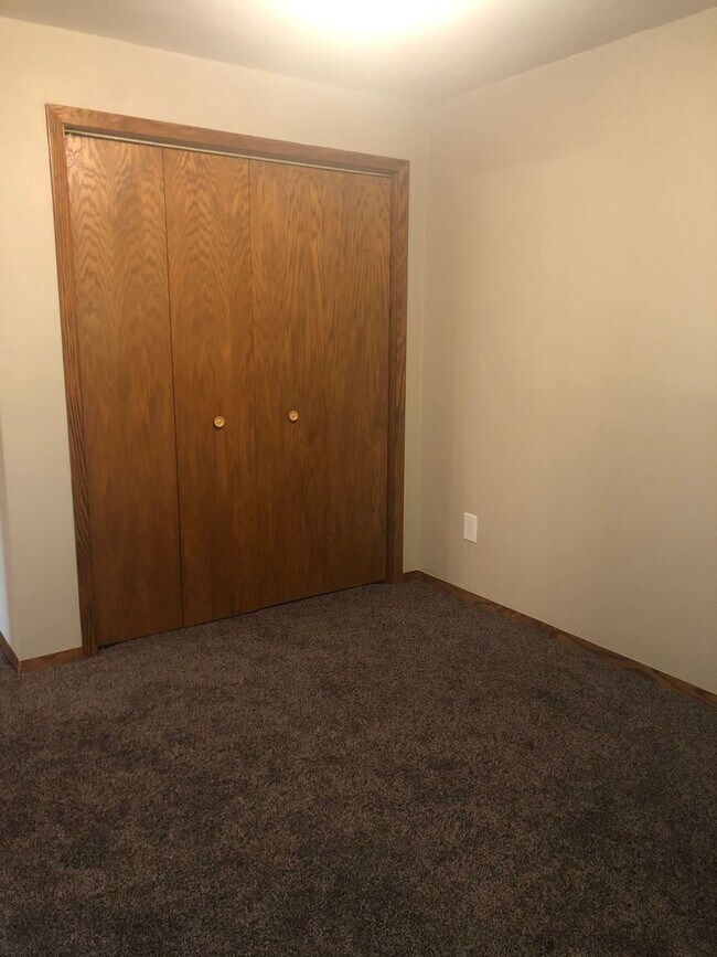 Building Photo - 1336 Meadow Ln