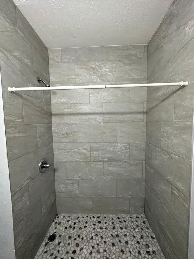 Building Photo - Fully Renovated 2/1-Single Family  Available for Immediate Rent!