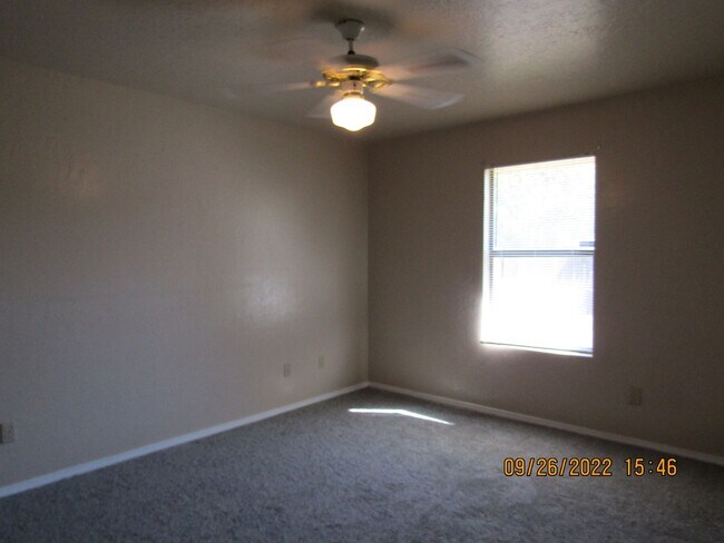 Building Photo - Very nice home located in the Rolling Hill...