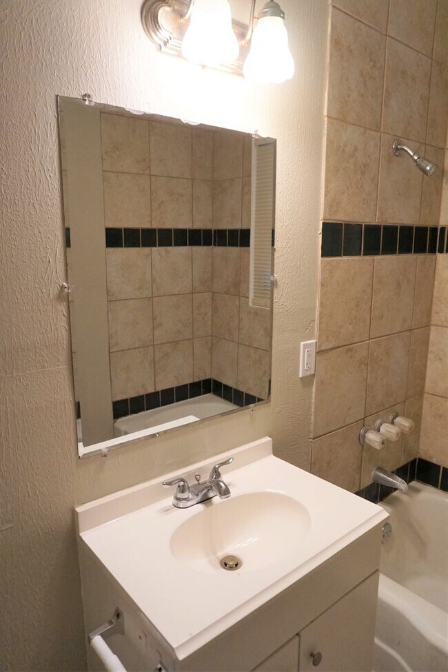 Building Photo - 3 Bed 2 Bath 1 Car Garage -The Village NW OKC