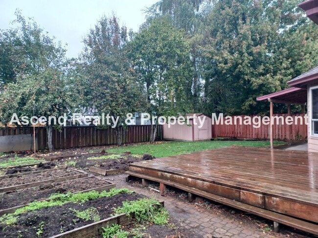 Building Photo - Troutdale 4 Bed Fenced Back 3 Car Garage Y...