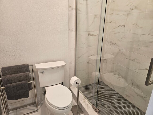 Building Photo - 702 5th St