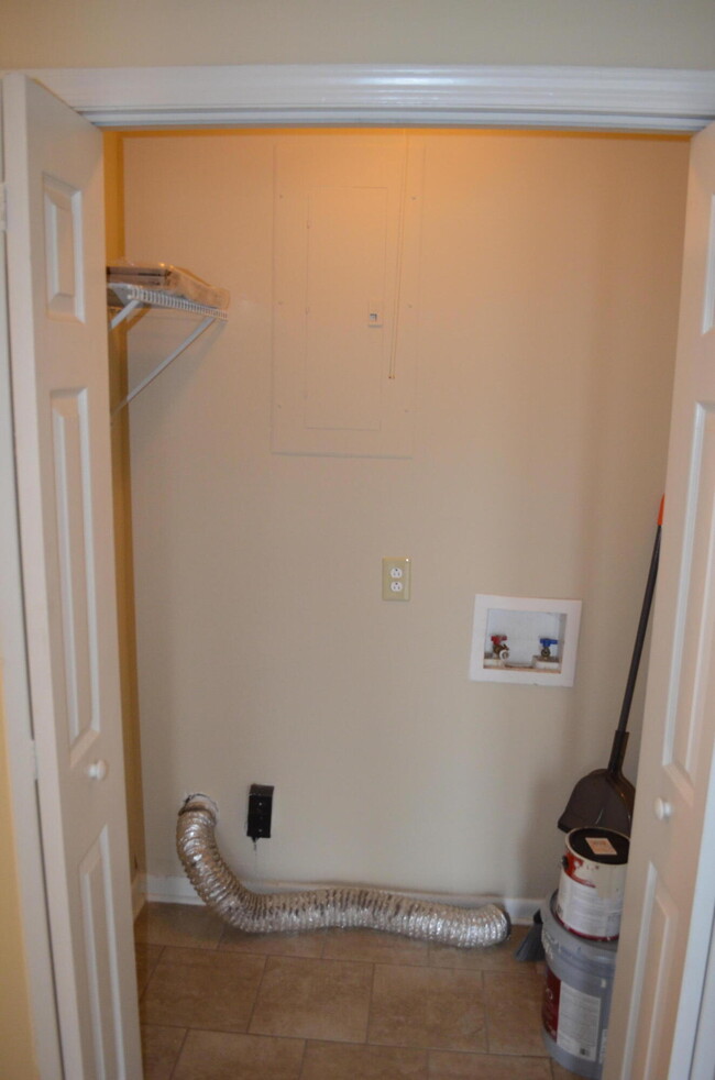 Building Photo - 221 Merrymont Dr