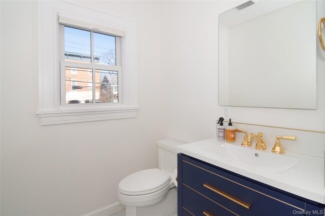 Building Photo - 126 Main St