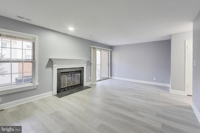 Building Photo - 2851 Strauss Terrace