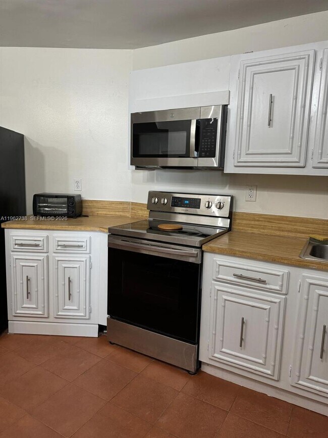 Building Photo - 800 Parkview Dr