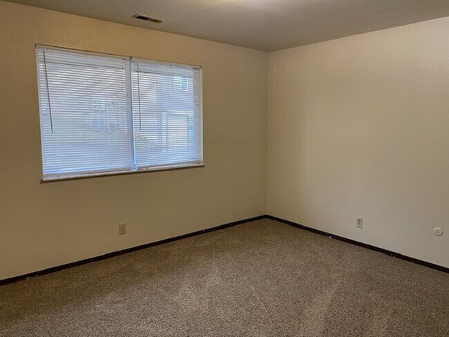 Building Photo - All Large Rooms in this 2 Bedroom Apt in C...
