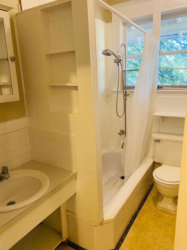 Building Photo - Charming 2 bed Bungalow