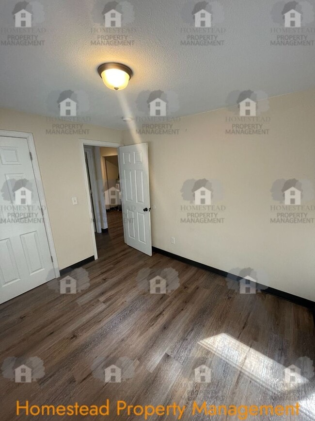 Building Photo - 595