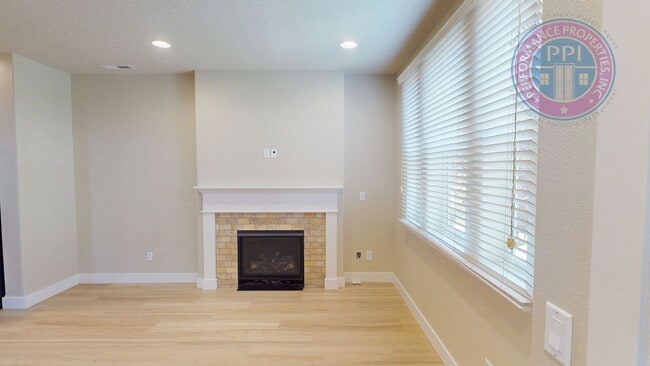 Building Photo - Desirable Bethany Location, Spacious & Sty...