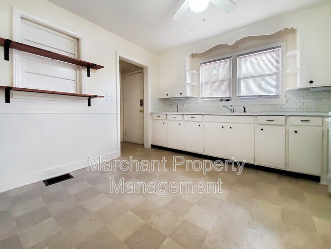 Building Photo - 8 E Circle Ave