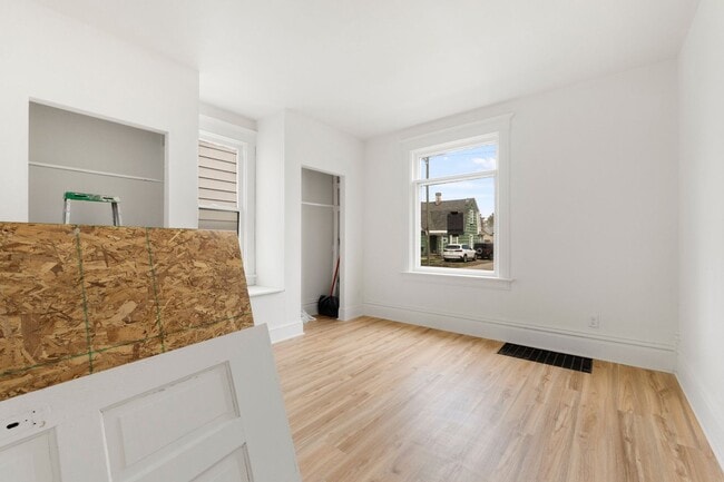 Building Photo - New Listing! 3 Bedroom House!
