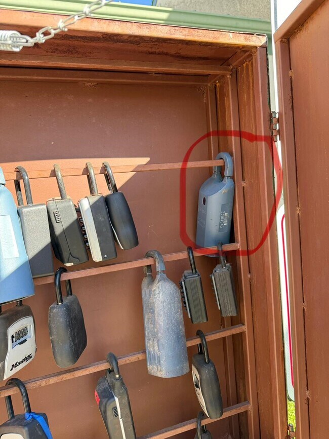 Building Photo - 2820 S Bartell Dr