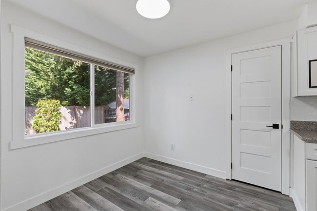 Building Photo - 2bd/1.75ba Redmond Condo