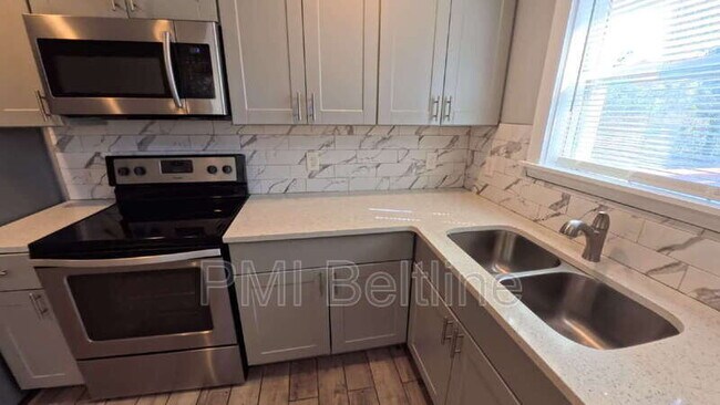 Building Photo - 1408 Lyle Ave