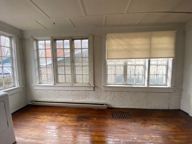 Building Photo - Spacious 3 Bedroom Home w/ 3 Full Baths