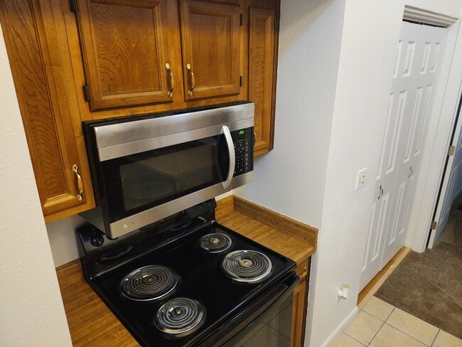 Building Photo - 2 bed 1.75 bath apartment close to JBER.
