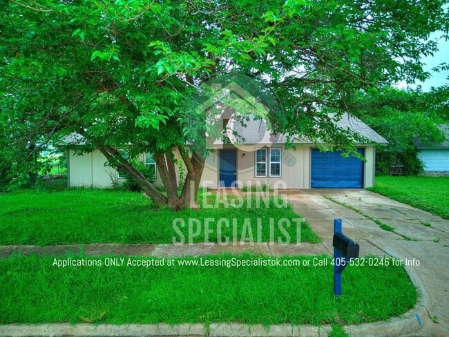 Building Photo - Adorable Norman 3 Bed 1.5 Bath House!