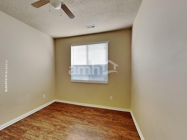 Building Photo - 738 Skipton Dr W