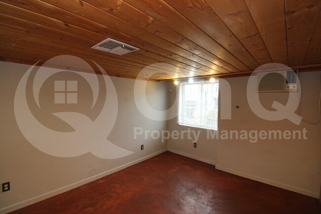 Building Photo - 1019 N Catalina Ave
