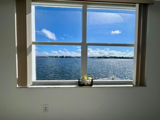 Building Photo - 301 Croton Ave